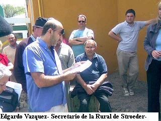 Productores en la puerta de la delegación de Stroeder - Edgardo Vazquez-Foto-