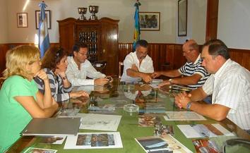 El Intendente entregó un subsidio a la biblioteca pública de Villalonga por el 9º Encuentro internacional de escritores