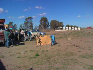 Movilización de productores y comerciantes de Stroeder en la vera de la Ruta 3 -Foto-