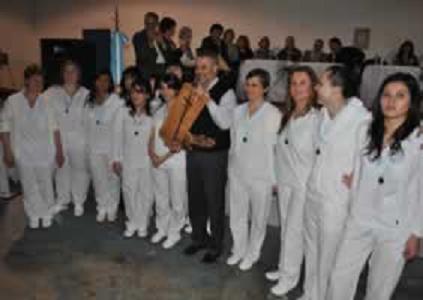 Se graduaron doce enfermeras profesionales en Villalonga