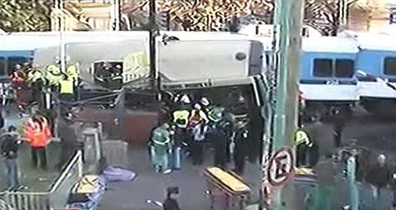 Chocaron dos trenes y un colectivo en Flores: hay 7 muertos y 170 heridos