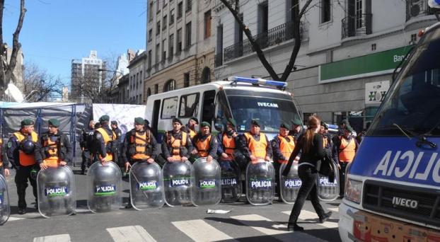 La pelea Gobierno-Macri por la policía se metió en el Santojanni